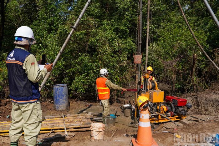 Tại các điểm khoan, các kỹ thuật viên cẩn trọng kiểm tra từng mẫu đất được đưa lên từ lòng đất, sau đó phân loại và bảo quản trong các ống chứa chuyên dụng.