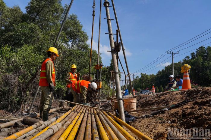 Mỗi điểm khoan được bố trí khoảng 5 nhân sự, bao gồm kỹ sư, thợ khoan, kỹ thuật viên lấy mẫu và lực lượng giám sát hiện trường. Các thiết bị chuyên dụng hoạt động liên tục, bảo đảm tiến độ khảo sát địa chất dọc tuyến.