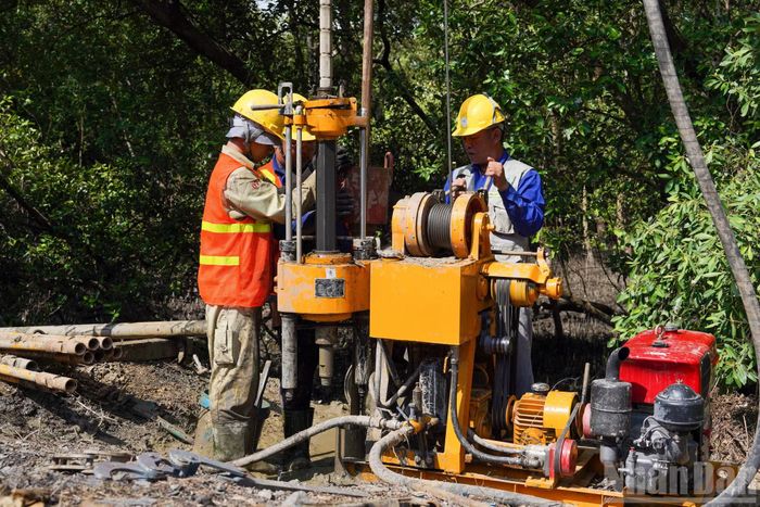Không khí thi công khẩn trương diễn ra tại nhiều điểm khoan dọc tuyến đường Rừng Sác. Các tổ khảo sát duy trì làm việc liên tục từ 7-11 giờ và từ 13-17 giờ hằng ngày nhằm bảo đảm tiến độ phục vụ công tác chuẩn bị dự án Metro Bến Thành-Cần Giờ.