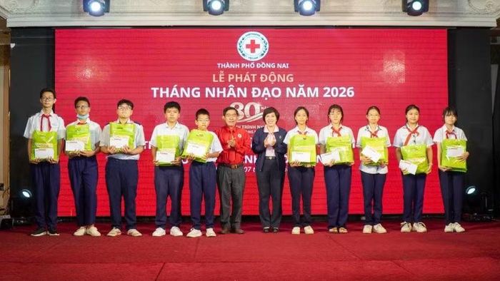Ban tổ chức và các đơn vị trao quà cho các em học sinh tại chương trình.