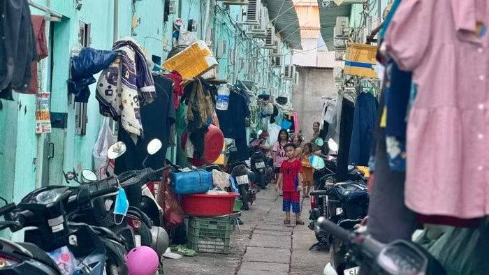 Hầu hết các khu nhà trọ dành cho công nhân lao động đều không đáp ứng về điều kiện sinh hoạt, phòng cháy, chữa cháy, do đó thành phố cần ưu tiên đầu tư, phát triển các dự án nhà ở dành cho công nhân lao động. (ảnh: QUÝ HIỀN)