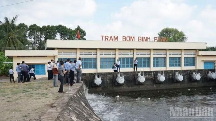 Đoàn công tác khảo sát tại Trạm bơm Bình Phan.