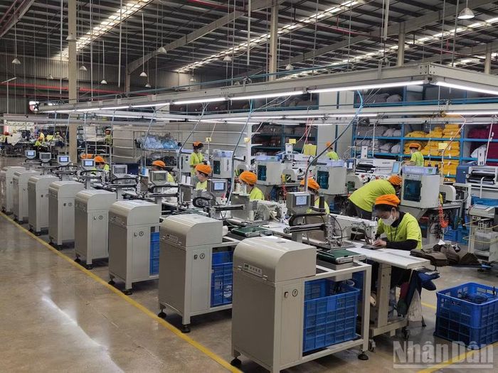 Ngành nghề may mặc như tại công ty Worldon tại Khu công nghiệp Tây Bắc Củ Chi luôn tuyển dụng lao động liên tục. (Ảnh: Tùng Anh)
