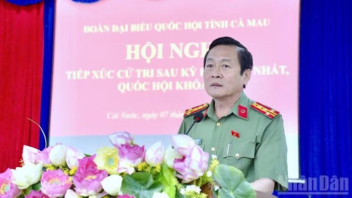 Đại tá Hồ Việt Triều, Giám đốc Công an tỉnh Cà Mau, Ủy viên Ủy ban Quốc phòng, An ninh và Đối ngoại của Quốc hội phát biểu hội nghị tại điểm cầu xã Cái Nước.