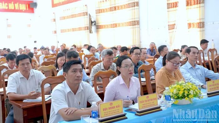 Đại biểu và đông đảo cử tri tham dự Hội nghị tiếp xúc cử tri tại điểm cầu chính xã Cái Nước, tỉnh Cà Mau.