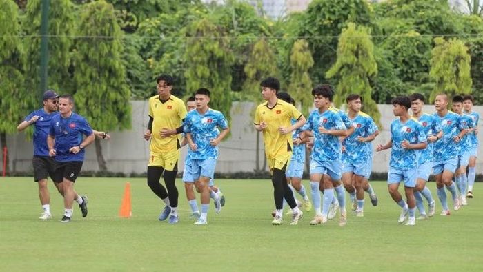 Ban huấn luyện cùng các tuyển thủ U19 Việt Nam tập luyện tại Trung tâm đào tạo bóng đá trẻ Việt Nam.