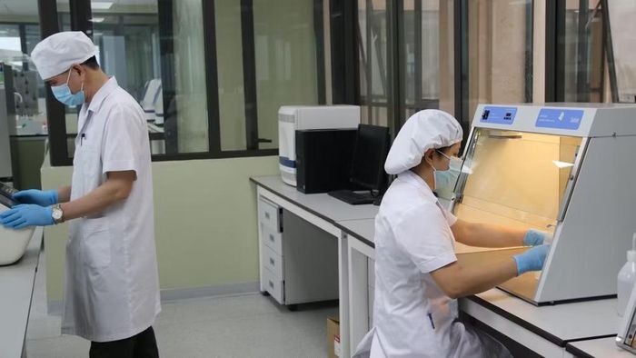 Cán bộ, kỹ thuật viên Khoa Xét nghiệm Sinh học, Viện Pháp y Quân đội thực hiện quy trình giám định ADN hài cốt liệt sĩ.