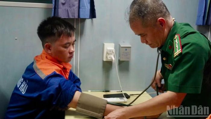 Quân y Biên phòng thăm khám sức khỏe cho thuyền viên bị nạn.