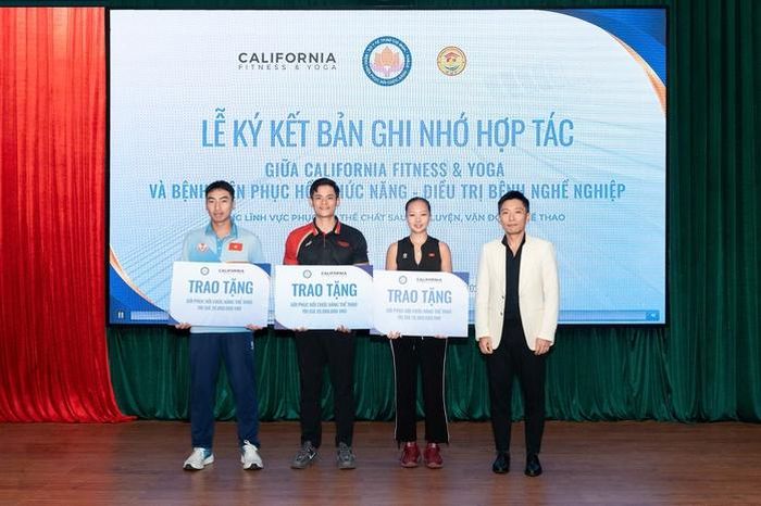 Các VĐV tiêu biểu như Sophia Phương Anh, "Ốc tiêu" Huỳnh Hiếu cũng được trao tặng gói phục hồi chức năng thể thao tại buổi lễ ký kết