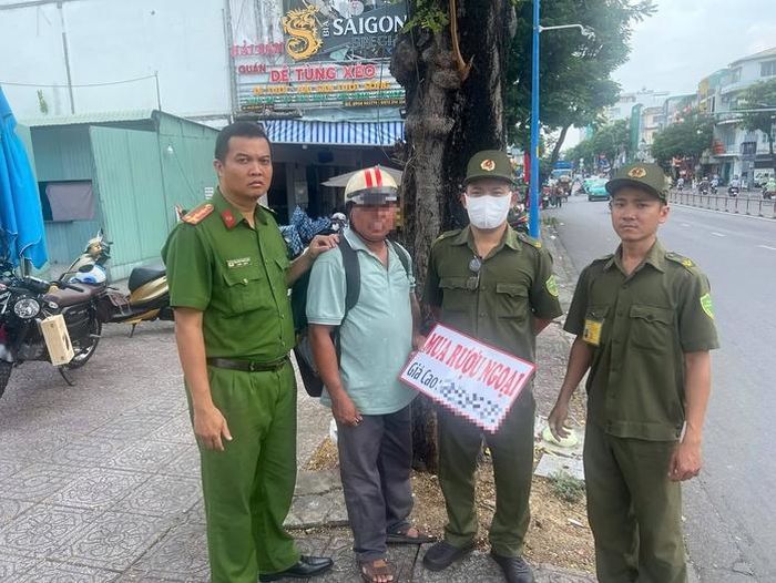 Công an phường Nhiêu Lộc bắt quả tang người đàn ông dán quảng cáo lên cây xanh