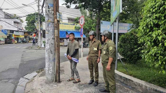 Công an bắt quả tang nam thanh niên dán "quảng cáo bẩn"