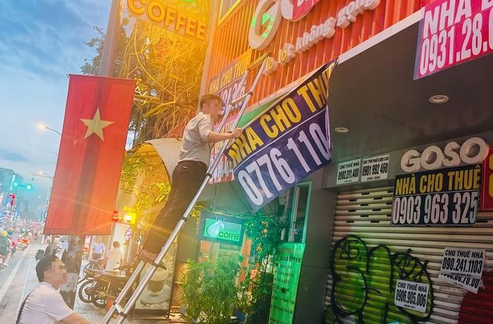 L.H.T dán quảng cáo trên đường Hai Bà Trưng.