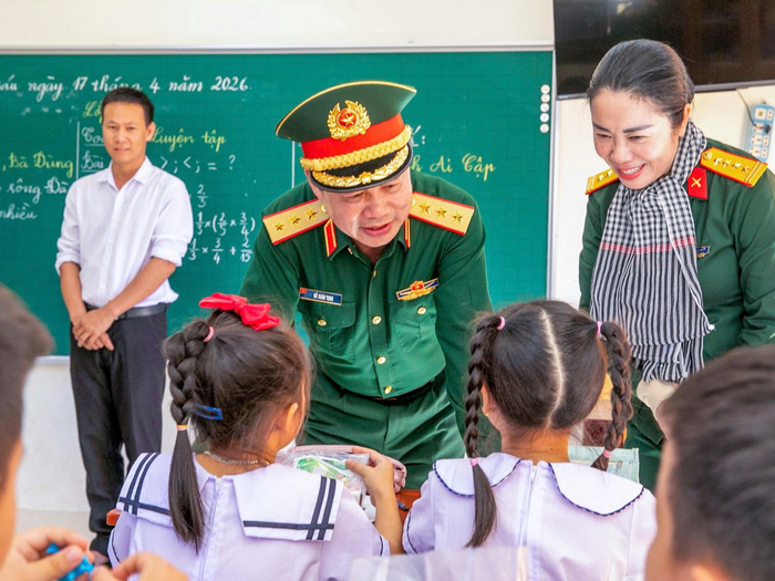 Thượng tướng Đỗ Xuân Tụng trò chuyện với thầy và trò trường tiểu học trên đảo Đá Tây A. Ảnh: HUYỀN TRANG 