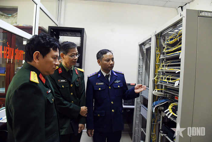Kiểm tra hệ thống máy chủ ở Vùng Cảnh sát biển 1 (ngày 4-12-2025). Ảnh: TUẤN HUY