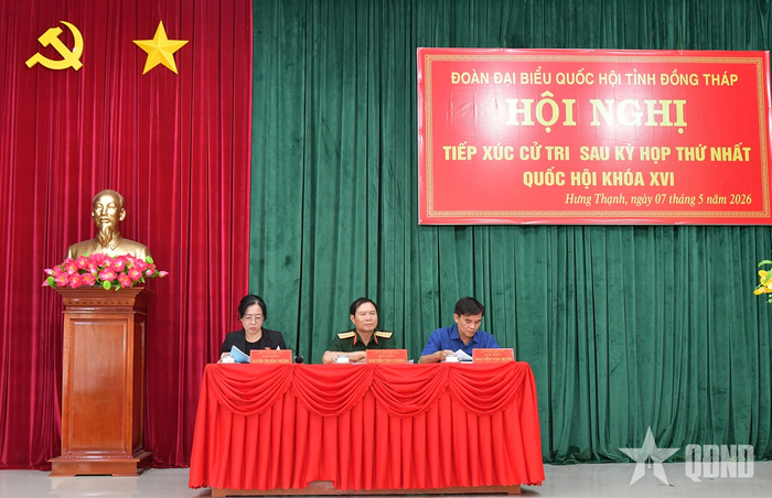 Đại tướng Nguyễn Tân Cương và Đoàn đại biểu Quốc hội tỉnh Đồng Tháp tại hội nghị. 