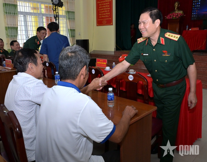 Đại tướng Nguyễn Tân Cương với các cử tri. 