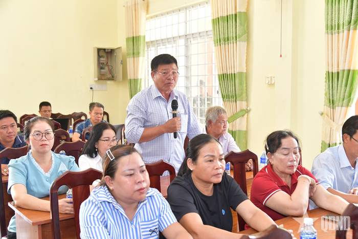 Cử tri nêu ý kiến tại hội nghị. 