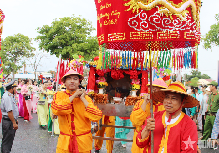 Ban Trị sự Lăng Ông Nam Hải thỉnh Ông từ biển về đến đất liền. 