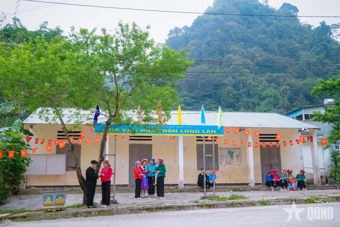 Chợ Phong Lưu xã Sơn Vĩ, tỉnh Tuyên Quang không chỉ là nơi mua bán, mà còn là nơi gặp gỡ, giao lưu và tìm lại những lời hẹn ước. 