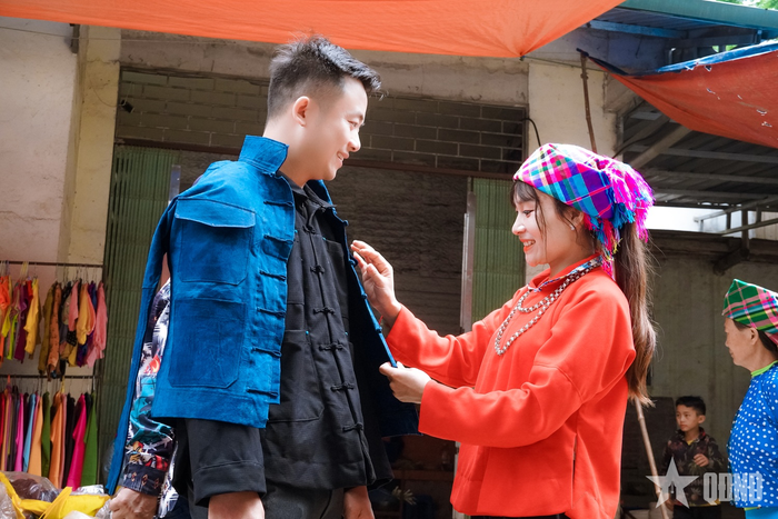 Giữa sắc màu thổ cẩm và không khí rộn ràng của chợ Phong Lưu Sơn Vĩ, những cuộc gặp gỡ mới lại bắt đầu, tiếp nối câu chuyện tình nơi miền biên cương.