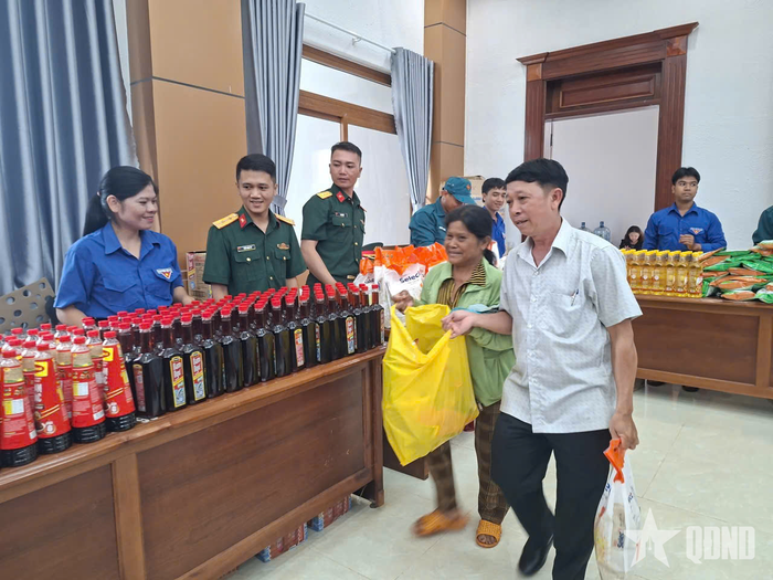 Người dân tham gia phiên chợ nhân đạo. 