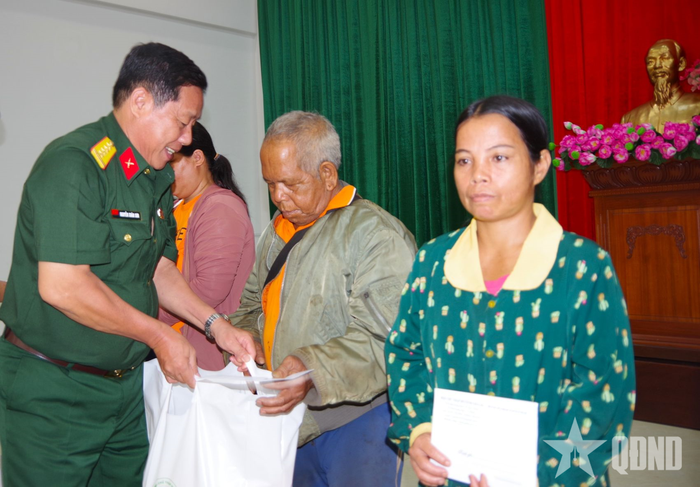 Đại tá Nguyễn Xuân Sơn, Phó chính ủy Bộ CHQS tỉnh Gia Lai trao quà tặng người nghèo.