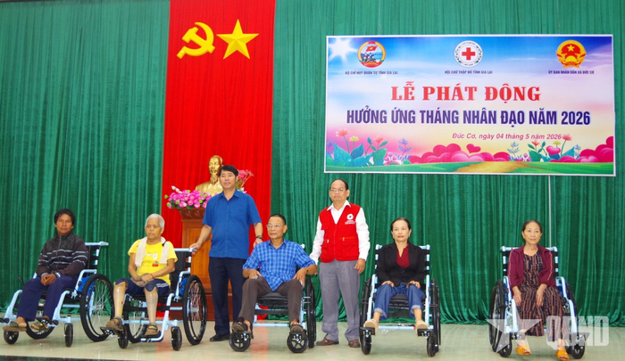  Ban tổ chức tặng xe lăn tới người khuyết tật tại xã Đức Cơ, tỉnh Gia Lai. 