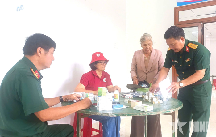 Các y, bác sĩ khám sức khỏe và cấp phát thuốc tới người dân.