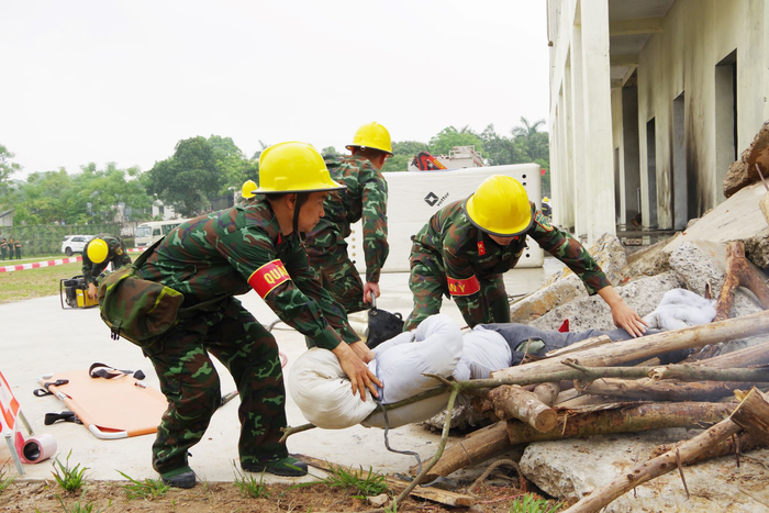 Tình huống đưa nạn nhân ra khỏi khu vực đổ sập công trình giả định.