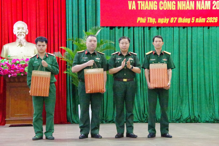 Thiếu tướng Nguyễn Ngọc Ngân, Phó chủ nhiệm Chính trị Quân khu 2 trao quà hỗ trợ các quân nhân có hoàn cảnh khó khăn, mắc bệnh nghề nghiệp.
