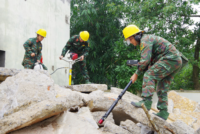 Tình huống giả định khoan cắt bê tông tìm kiếm nạn nhân mất tích sau sự cố sập công trình do cán bộ, chiến sĩ Tiểu đoàn 6, Lữ đoàn Công binh 543 thực hiện.