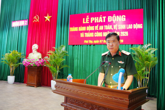 Thiếu tướng Tô Quang Hanh, Phó tham mưu trưởng Quân khu 2 phát biểu chỉ đạo buổi lễ.