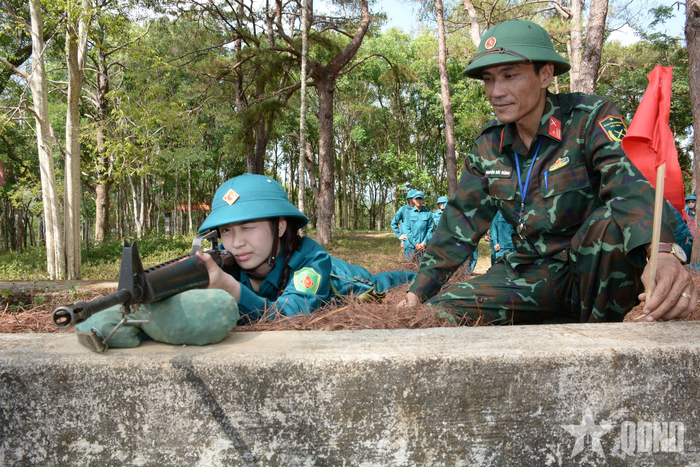  Cán bộ huấn luyện quan sát, hướng dẫn các chiến sĩ thực hiện động tác ngắm bắn.