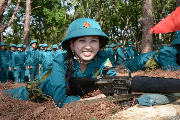  Niềm vui của chiến sĩ dân quân năm thứ nhất Giang Thanh Ánh Tuyết khi được cán bộ huấn luyện biểu dương vì khả năng lấy đường ngắm tốt và ổn định. 