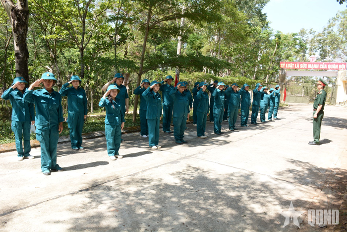  Giờ huấn luyện Điều lệnh đội ngũ tay không của các chiến sĩ dân quân năm thứ nhất.