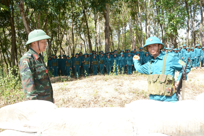  Dưới trời nắng nóng, mỗi lượt ném lựu đạn đều thể hiện rõ nét tinh thần, ý chí quyết tâm của các chiến sĩ. 
