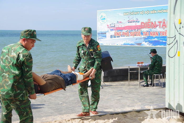 Đưa nạn nhân vào bờ cấp cứu.