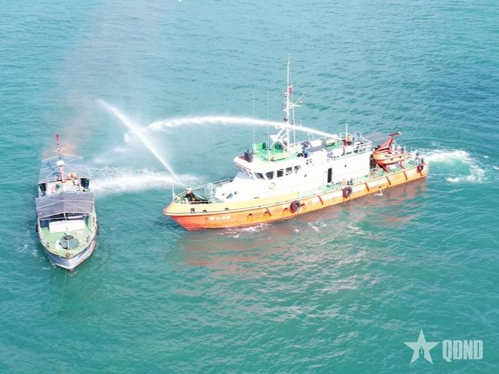 Khống chế hỏa hoạn xảy ra trên tàu.