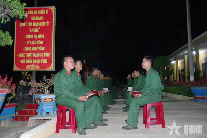 Không khí sinh hoạt "Tổ 3 người" tại Lữ đoàn 40.