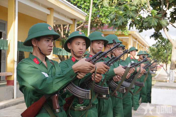Chiến sĩ mới thực hành khám súng tiểu liên AK sau giờ huấn luyện.