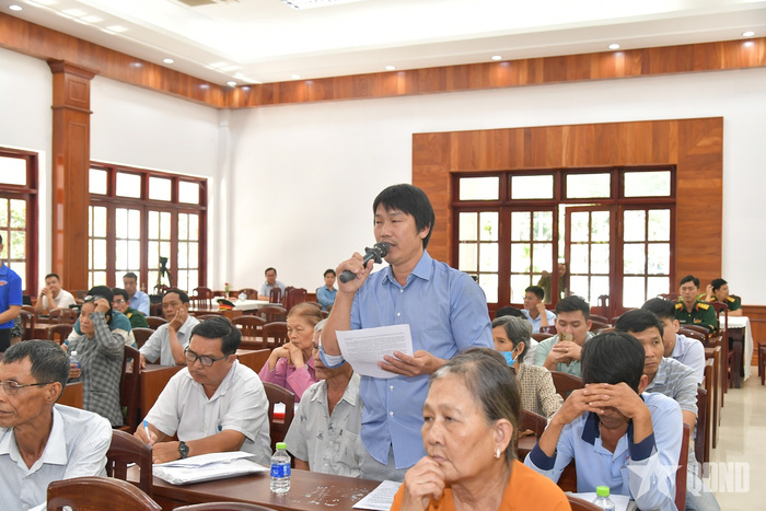 Cử tri nêu ý kiến tại hội nghị. 