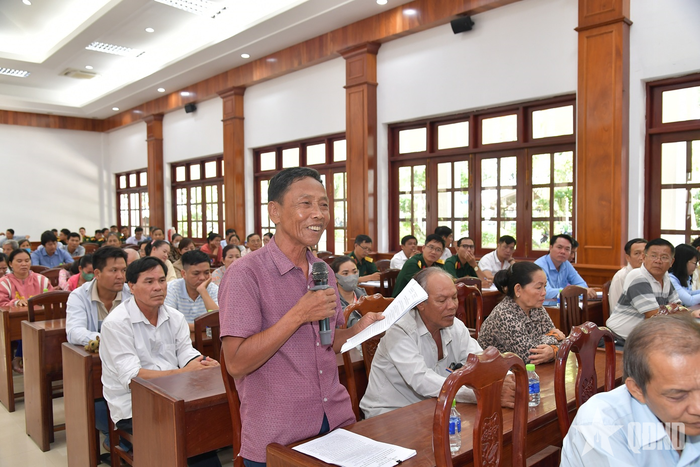 Cử tri nêu ý kiến tại hội nghị. 