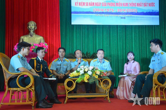  Lãnh đạo, chỉ huy Trung đoàn tham gia giao lưu, tọa đàm, nói chuyện truyền thống với cán bộ, chiến sĩ. 