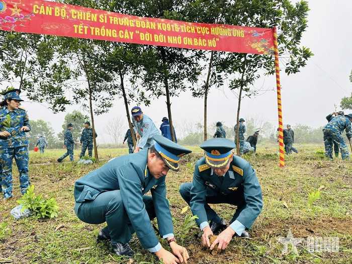 Lãnh đạo, chỉ huy Trung đoàn cùng trồng cây với bộ đội. 