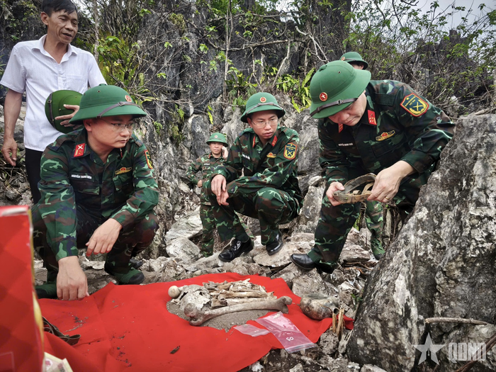 Cán bộ, chiến sĩ Đội tìm kiếm, quy tập hài cốt liệt sĩ Bộ CHQS tỉnh Tuyên Quang kiểm tra di vật được phát hiện cùng hài cốt liệt sĩ tại khu vực điểm cao A5, xã Thanh Thủy, tỉnh Tuyên Quang.