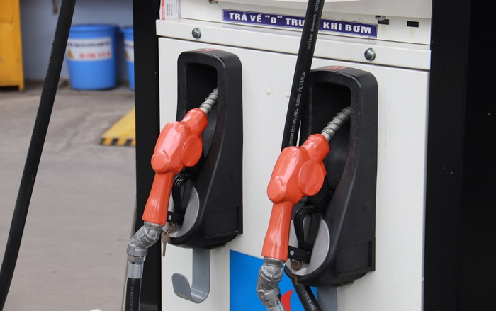 Từ chiều nay, giá xăng tăng, giá dầu giảm, dầu diesel giảm còn hơn 27.000 đồng/lít. Ảnh minh họa: congthuong.vn