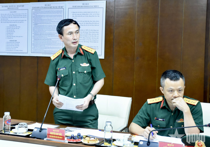 Đại tá, GS, TS Nguyễn Duy Bắc, Phó giám đốc Học viện Quân y phát biểu tại hội thảo. 