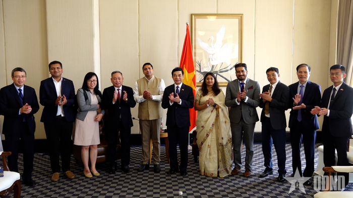 Đại tướng Phan Văn Giang và ông Nikunj Parashar, Chủ tịch kiêm Tổng giám đốc Công ty Công nghệ Quốc phòng SAGAR chụp ảnh cùng các đại biểu.