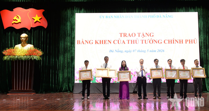 Thừa ủy quyền của Chủ tịch nước, Thủ tướng Chính phủ, lãnh đạo TP Đà Nẵng trao Huân chương Lao động, bằng khen tặng các tập thể, cá nhân.