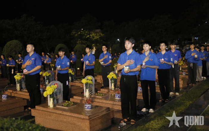 Lực lượng vũ trang và đoàn viên, thanh niên dâng đèn hoa đăng lên phần mộ các anh hùng liệt sĩ tại Nghĩa trang Liệt sĩ quốc gia A1.